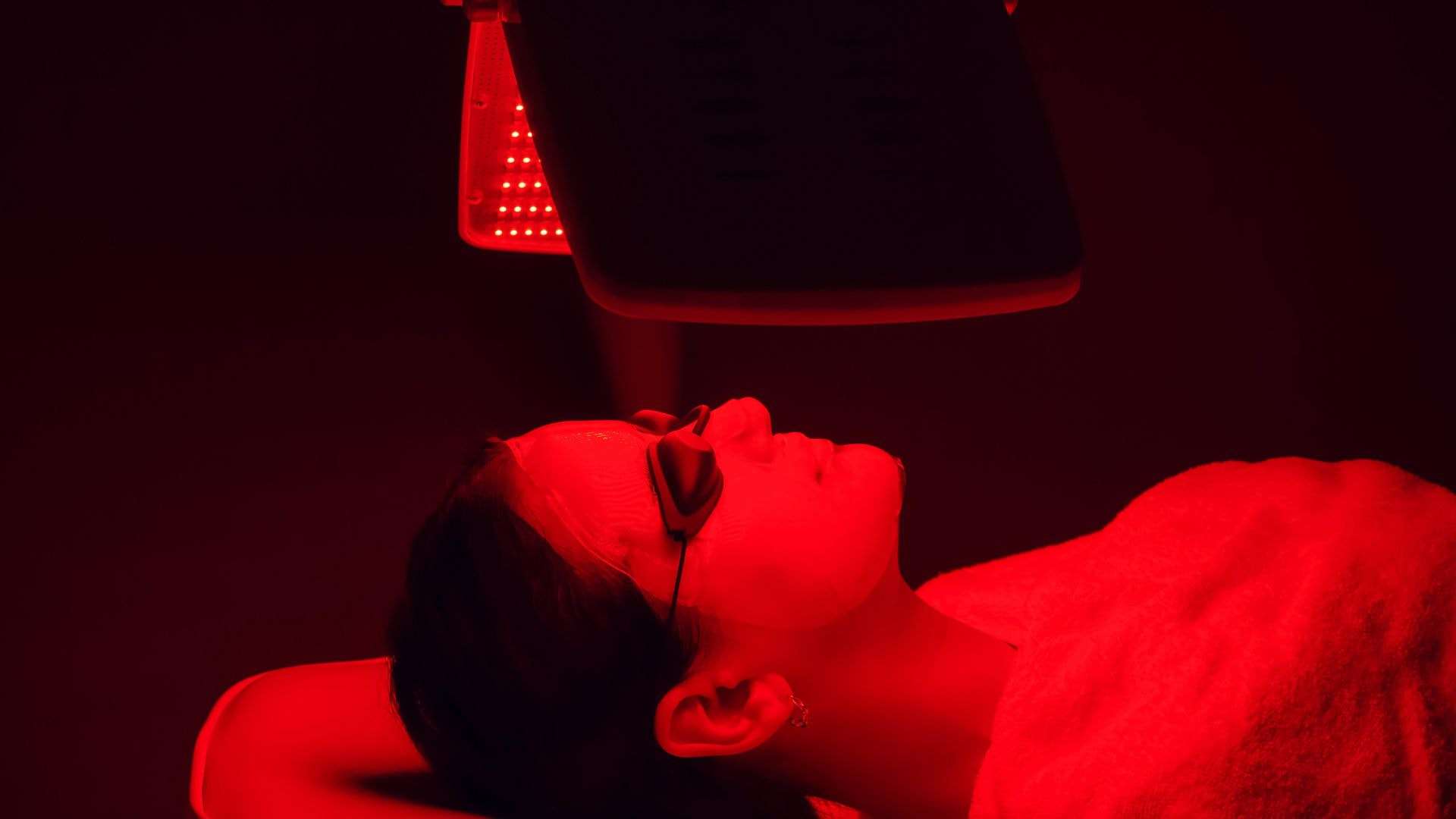 An illustration showing the advantages of red light therapy in reducing pain and inflammation.